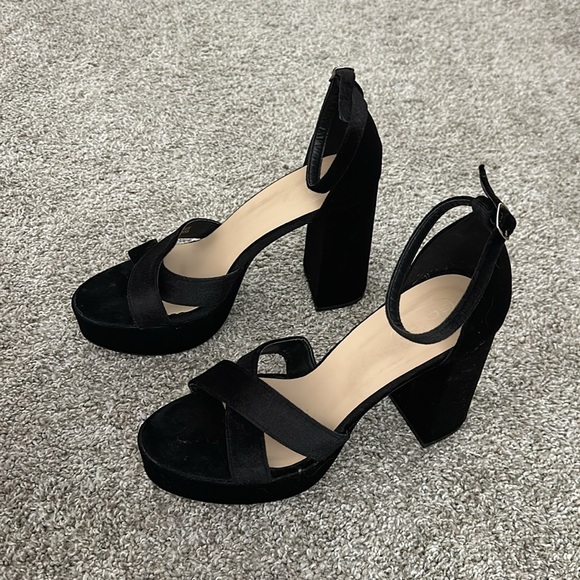 Scoop Velvet Platform Heeled Sandals - Picture 4 of 5